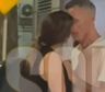 ¡Se les fue la mano! Captan a famoso actor toqueteándose con su novia en plena calle