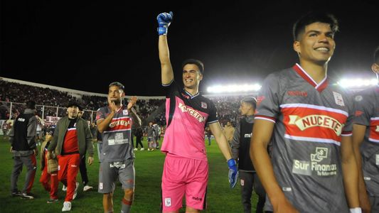Tiene 23 años, ataja en el ascenso y es el mejor arquero argentino del mundo