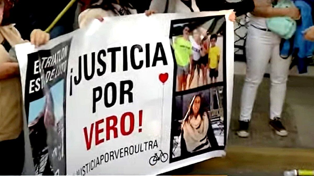 Protesta en la esquina de Esteban Echeverría y Rivadavia