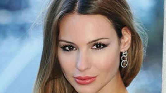Pampita podría conducir un programa en El Trece