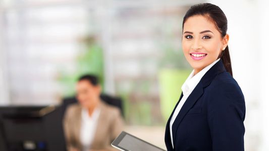 La cantidad de mujeres en puestos directivos de empresas en Argentina es menor al promedio en Latam