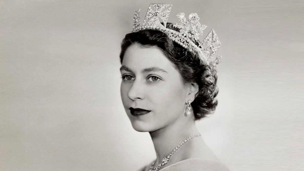 Primera foto oficial de Isabel II como reina de Gran Bretaña ( Foto: The Royal Family)  