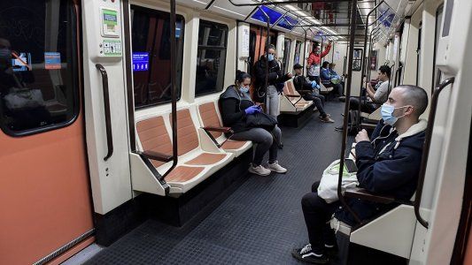 Subte: reabren cinco estaciones y pueden viajar hasta 15 pasajeros por vagón