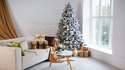 Ucrania: se derrumbó el árbol navideño gigante de Mariúpol