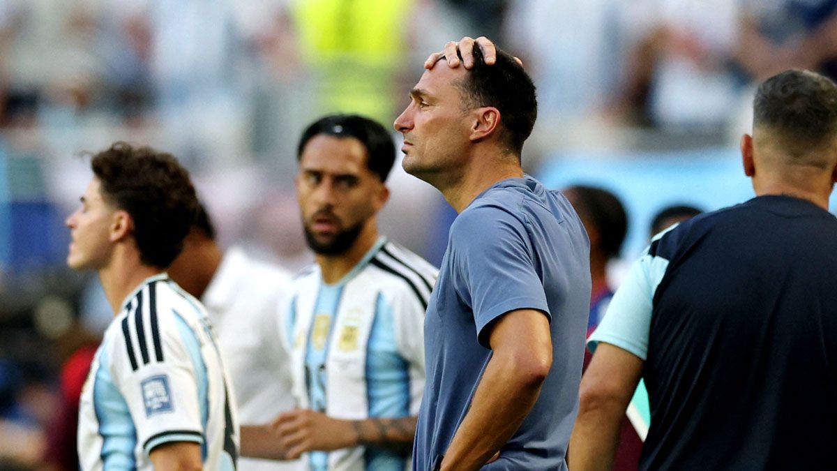 Scaloni preocupado. La selección albiceleste tiene que ajustar su andamiaje luego del partido con Cabo Verde (Foto: Reuters).