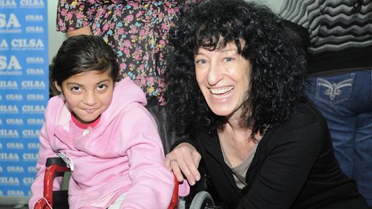 Artista solidaria: Julia Zenko entregó sillas de ruedas