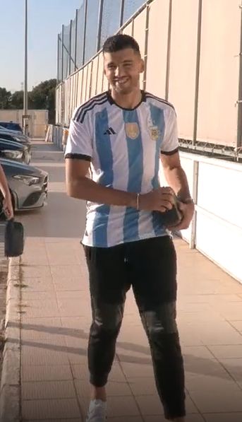 Campeones del mundo: Rulli y Foyth llegaron a la concentración de Villarreal con la camiseta de la Selección Argentina