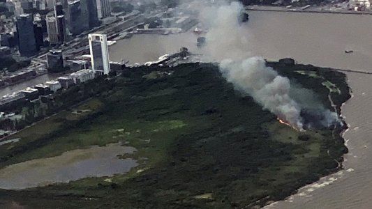 Reserva Ecológica: con el fuego totalmente controlado, la pericia de bomberos apunta a determinar si el incendio fue intencional