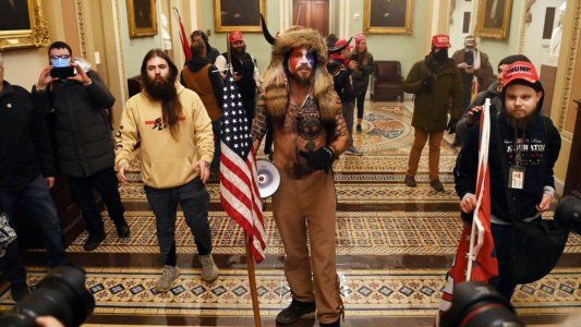 Detuvieron al hombre de los cuernos y a otros dos manifestantes identificados en la toma del Capitolio de Washington D.C.