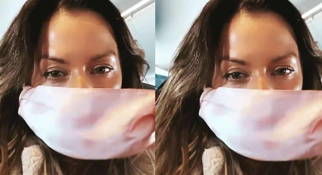 Karina Jelinek se sacó el barbijo y le llovieron las críticas: Dejá de tocarte la cara
