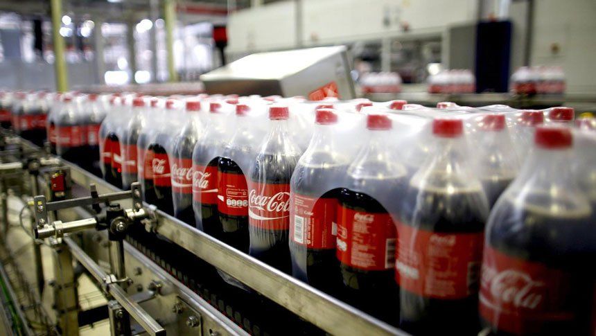 Coca Cola en crisis: la principal embotelladora de la gaseosa pide ayuda para enfrentar la caída del consumo