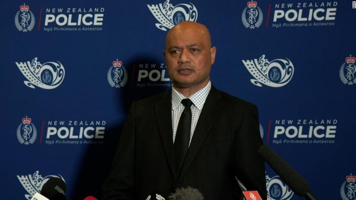  Tofilau Faamanuia Vaaelua, el inspector policial de Auckland, encargado de anunciar el macabro hallazgo en unas valijas subastadas, con restos de dos niños (Foto: Gentileza CNN)