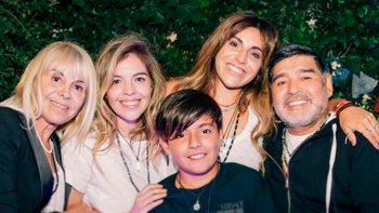 La foto familiar de los Maradona que deja atrás cualquier interés económico