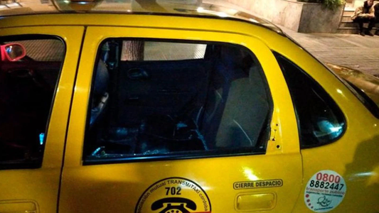 Córdoba: quisieron pagar un viaje en taxi con droga, el chofer se negó y le destruyeron el auto