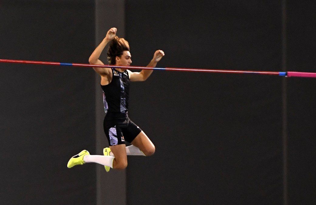 El sueco Armand Duplantis quebró su propio récord mundial en salto con garrocha