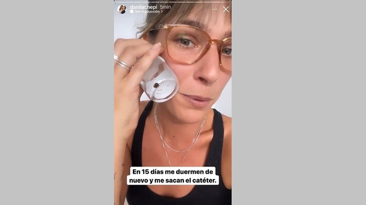 Dani La Chepi mostrando la piedra que le extrajeron tras el c&oacute;lico renal que la llev&oacute; de urgencia a la cl&iacute;nica Olivos en la tarde del mi&eacute;rcoles.&nbsp;