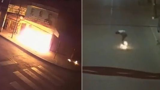 Dramático video: Intentó incendiar un local del PRO, pero terminó prendido fuego