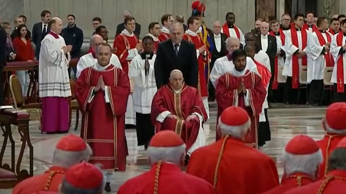 El papa Francisco llegó en silla de ruedas para la misa de la pasión de Jesús (Foto: captura de TV)
