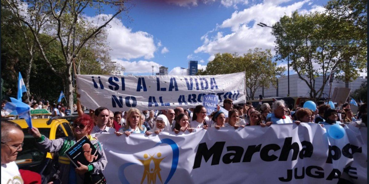 Militantes en contra del aborto marchan “a favor de la vida”