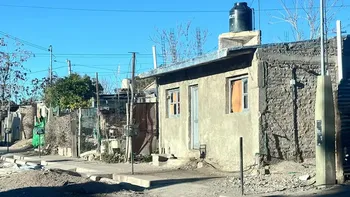 Nació en el baño y terminó en una mochila: el dramático caso de un bebé que investiga la Justicia