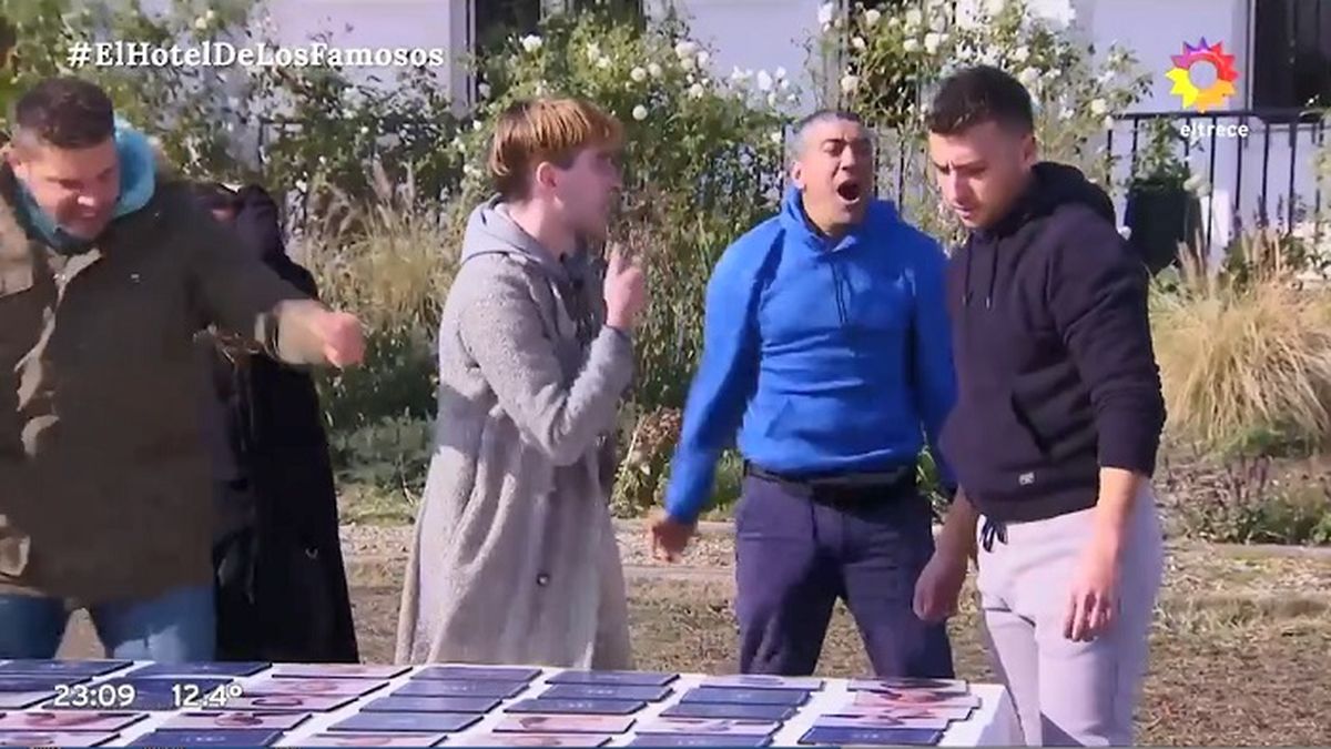Mart&iacute;n Salwe, Walter Queijeiro y Locho Loccisano durante el juego del memotest que dispar&oacute; una nueva pelea en El hotel de los famosos.&nbsp;