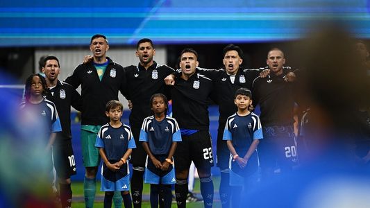 La emoción de los jugadores y Scaloni durante el himno argentino en la semifinal contra Inglaterra