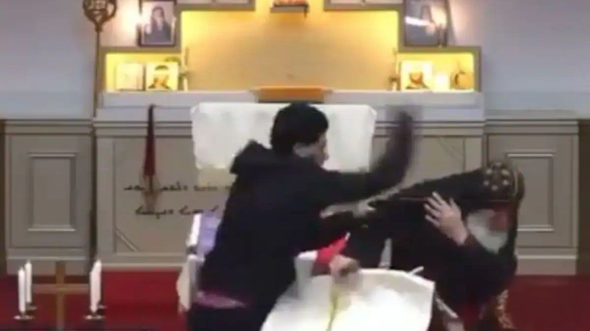Un sacerdote es apuñalado mientras celebraba misa en Sídney (Foto: captura de TV).