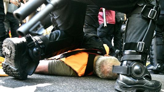 Jubilados se manifestaron frente al PAMI y un hombre tuvo convulsiones en la calle por la represión policial