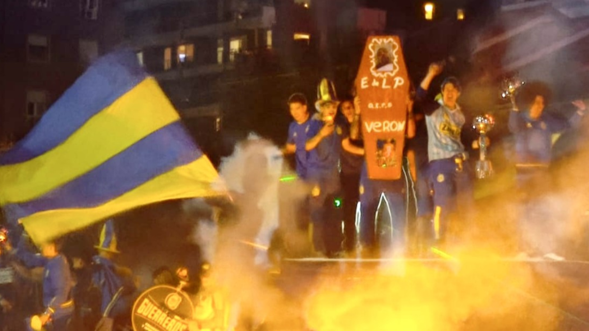 Los jugadores de Rosario Central en medio de los festejos por el título con un cajón con la cara de Verón. Foto: Sebastián Granata