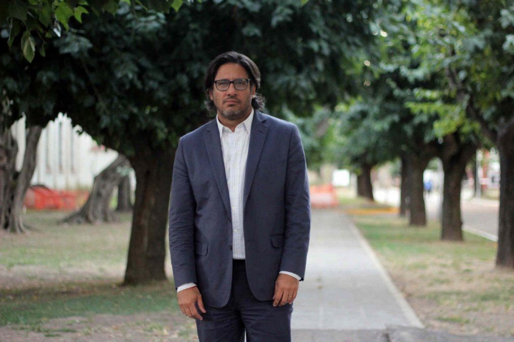 Punk, fútbol y un pasado oscuro como DJ, el lado desconocido del ministro