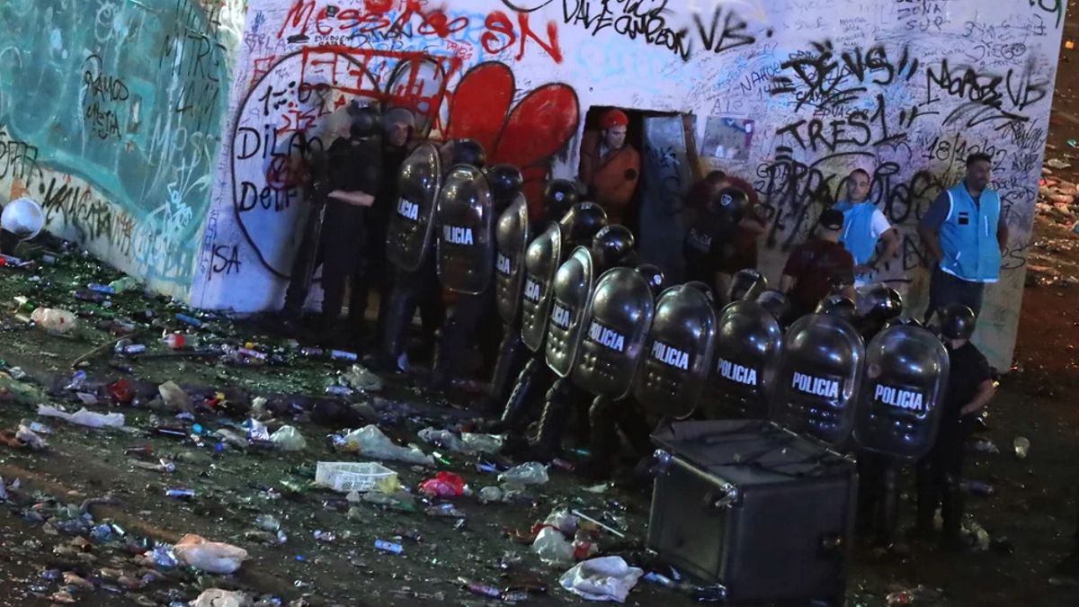 El cordón policial en la puerta de el Obelisco (Foto: EFE).