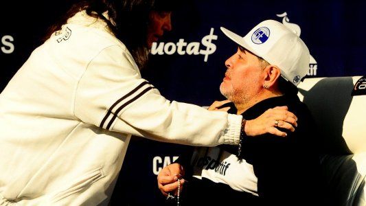 La hermana de Cristina le regaló a Maradona un llavero de Ofelia, su madre, quien era fanática de Gimnasia