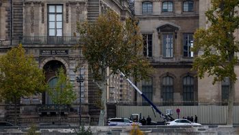 Robo de película en el Museo del Louvre: cómo fue el golpe en tiempo récord de una banda que se llevó joyas de valor incalculable
