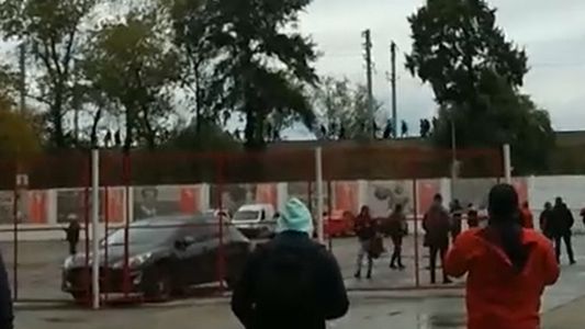 Feroz tiroteo entre barras de Independiente y la Policía en los alrededores del estadio