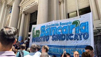 Nuevo aumento para los bancarios: cuánto cobran en noviembre con bono confirmado