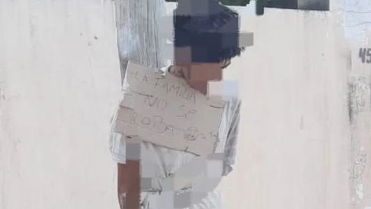 A la familia no se le roba: encontraron a un joven atado a un poste con un cartel colgado en el pecho