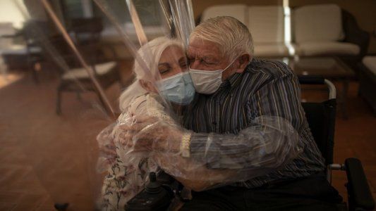 Boris Johnson aseguró que Gran Bretaña debe prepararse para el regreso de los abrazos