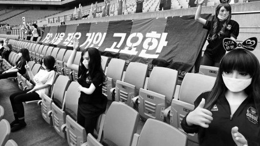 Un club de Corea del Sur se disculpó por ubicar muñecas sexuales en las tribunas de su estadio