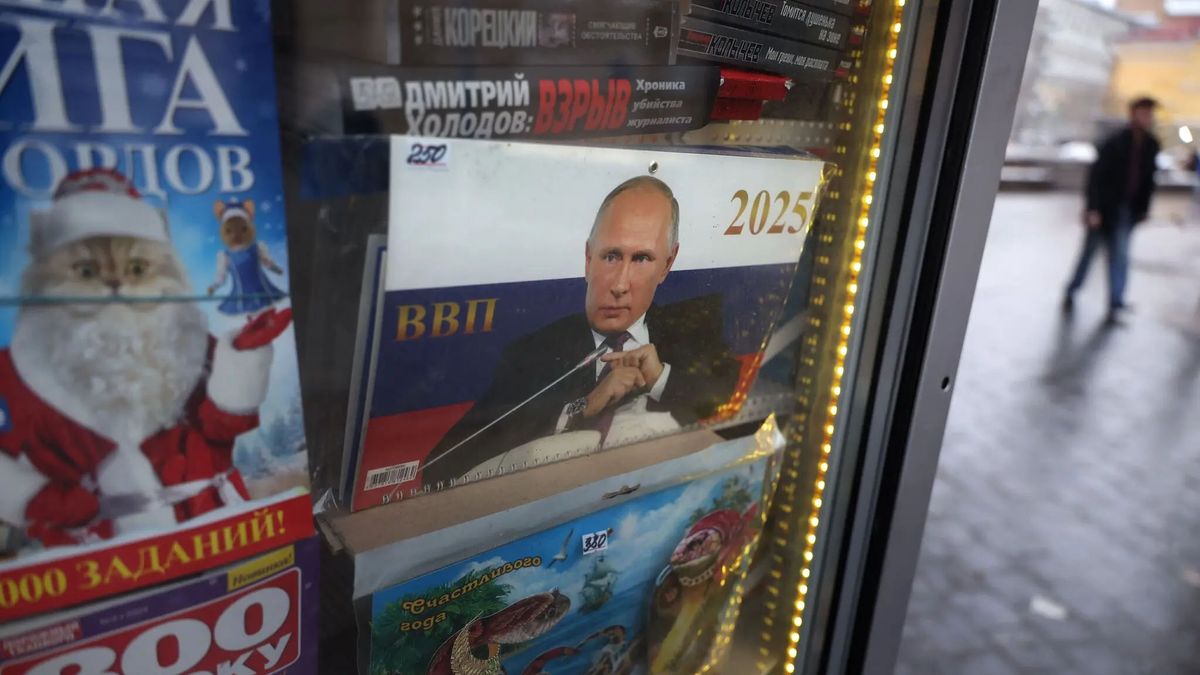 La versión 2025, compartiendo un kiosco con Papá Noel. (foto: Gentileza NYTimes)
