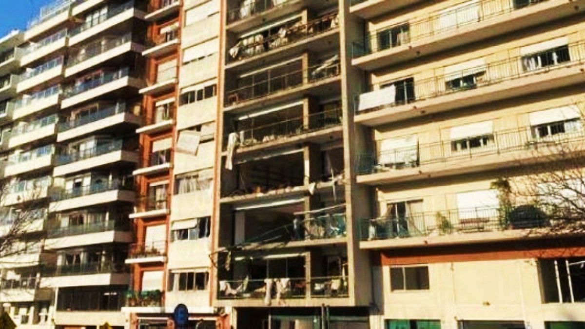 Así quedó la fachada del edificio tras la explosión en Montevideo (Foto: redes).