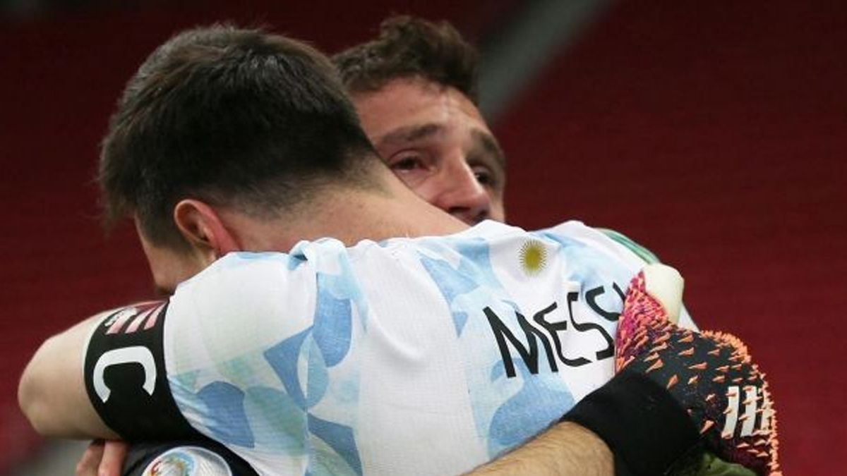 Lionel Messi y Emiliano Martínez
