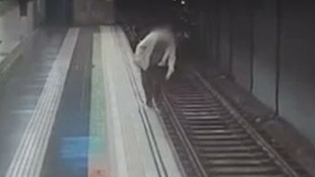 Cayó a las vías del subte y una mujer fue la primera en saltar para salvarlo: el video