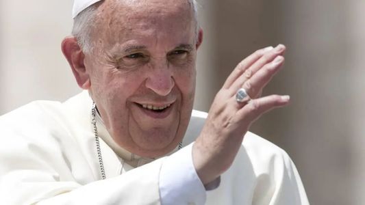 Qué pasará con el anillo del papa Francisco y por qué nunca le gustó que lo besaran