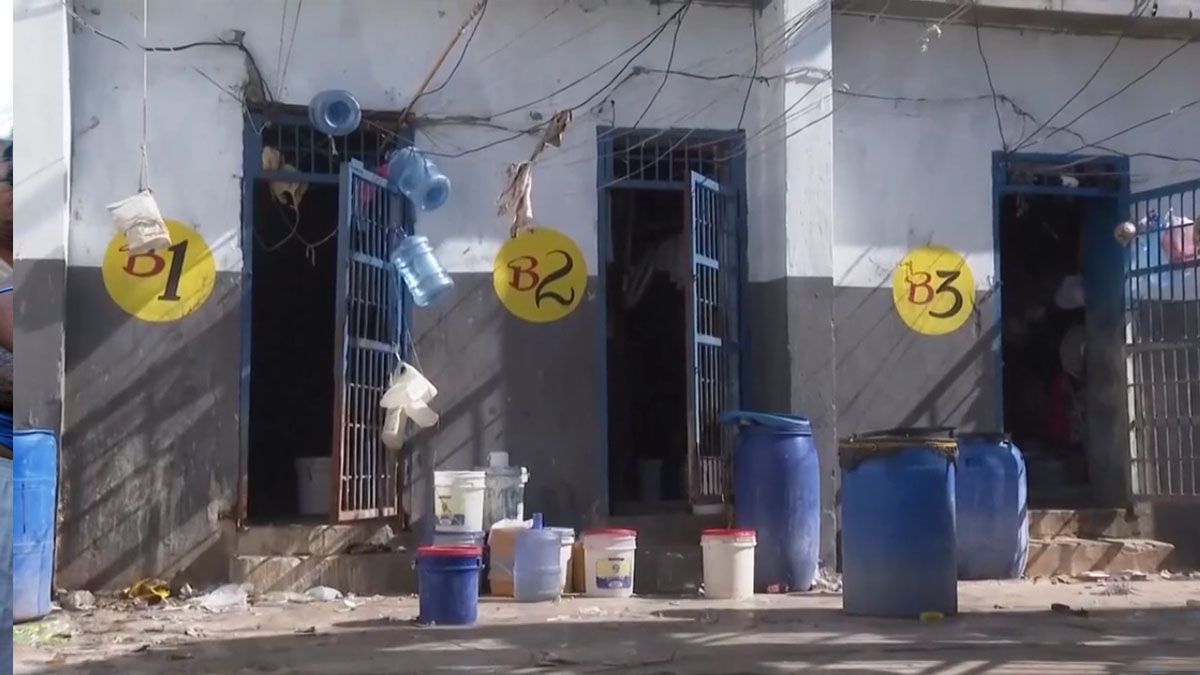 Las celdas abiertas en la cárcel de Puerto Príncipe. Escaparon 3.600 reos. (Foto: Captura de TV)