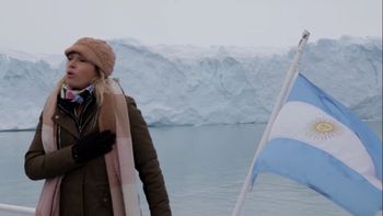 Coki Ramírez, en el Día de la Independencia, cantó el Himno Nacional en el glaciar Perito Moreno