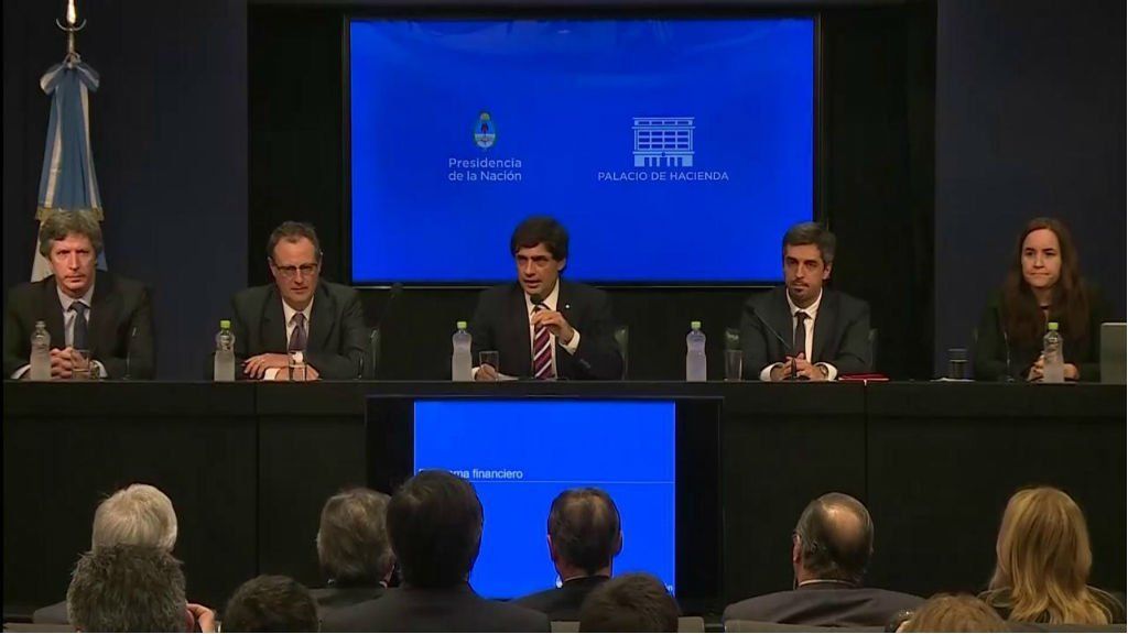 El Gobierno busca estirar los vencimientos de deuda y negocia cambios en el acuerdo con el FMI