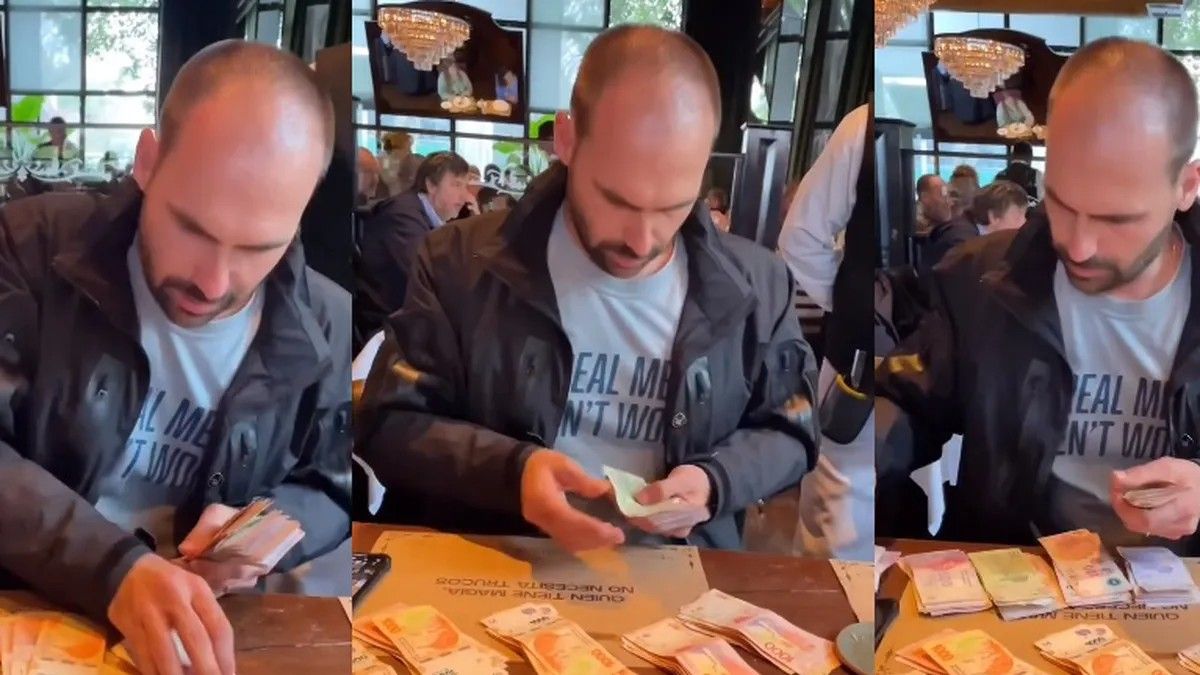 El video viral del hijo de Bolsonaro pagando una cuenta con decenas de billetes de mil pesos. (Foto: Captura Video)&nbsp;
