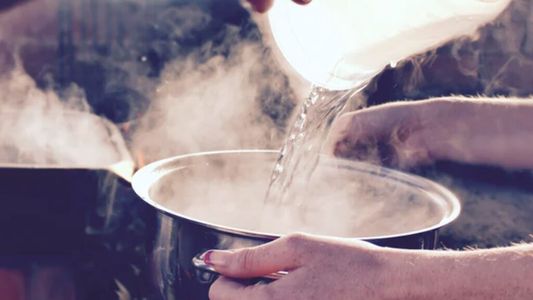 Le arrojó agua hirviendo en el rostro a su pareja mientras cocinaba y ahora es intensamente buscado