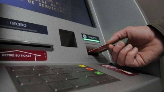 Un jubilado se olvidó la tarjeta en el cajero y la policía le sacó 380 mil pesos