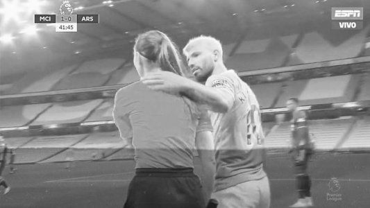 Agüero volvió a jugar tras cuatro meses y tuvo un gesto con una jueza de línea que despertó polémica